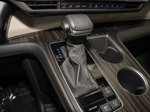 Used 2024 Toyota Sienna Platinum image 19