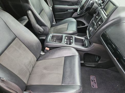 Used 2019 Dodge Grand Caravan SXT image 18
