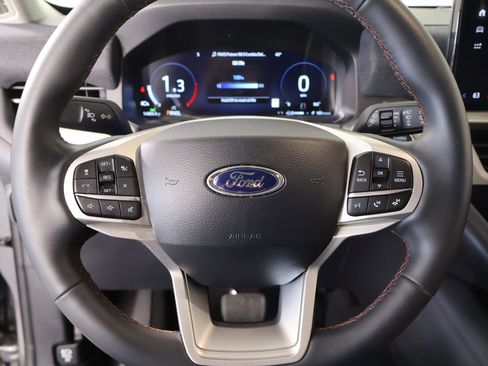 Used 2025 Ford Explorer Active image 3