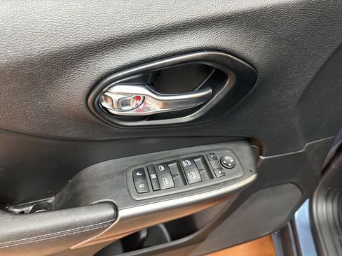 Used 2021 Jeep Cherokee Latitude Plus image 23