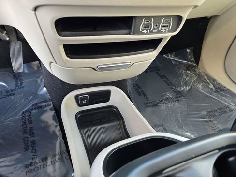 Used 2023 Chrysler Pacifica Touring-L FWD image 26