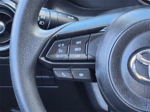 Used 2019 Toyota Yaris L image 31