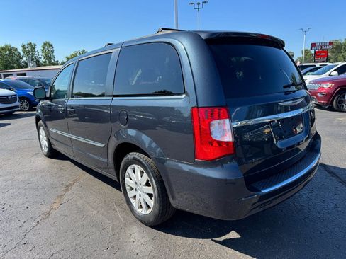 Used 2014 Chrysler Town & Country Touring FWD image 3