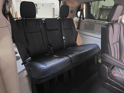 Used 2015 Chrysler Town & Country Touring-L w/ Driver Convenience Group image 12