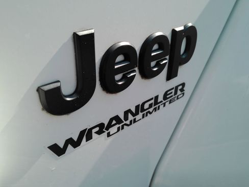 Used 2019 Jeep Wrangler Unlimited Sahara AWD/4WD image 29