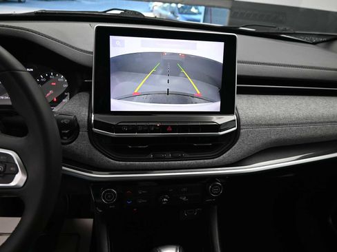 Used 2023 Jeep Compass Latitude image 12