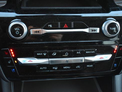 Used 2024 Ford Explorer Limited image 32