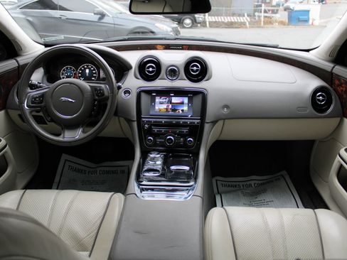 Used 2017 Jaguar XJ R-Sport image 11