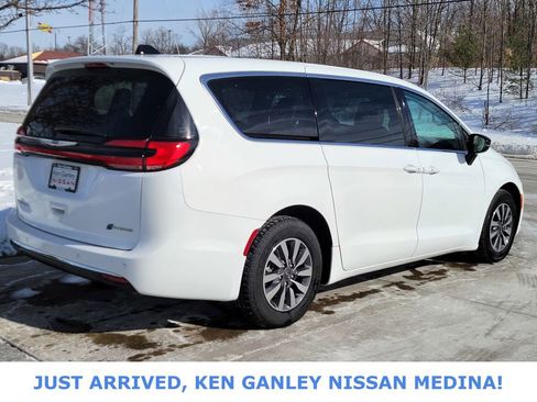 Used 2024 Chrysler Pacifica Select image 3