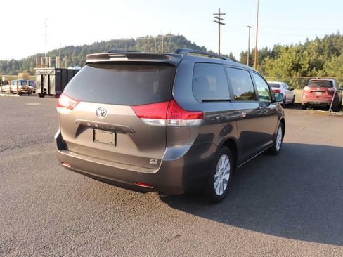 Used 2013 Toyota Sienna XLE AWD/4WD image 5