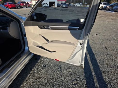 Used 2016 Volkswagen Passat 1.8T R-Line w/ R-Line Lighting Package image 43