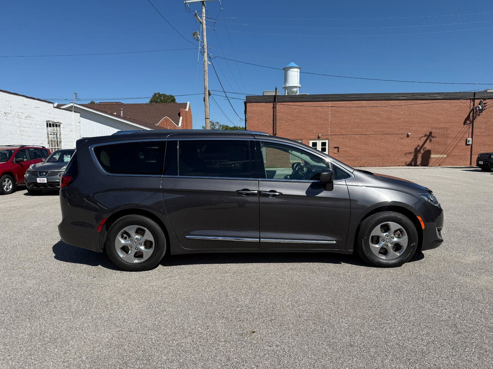 Used 2020 Chrysler Pacifica Touring-L w/ Premium Audio Group FWD image 4