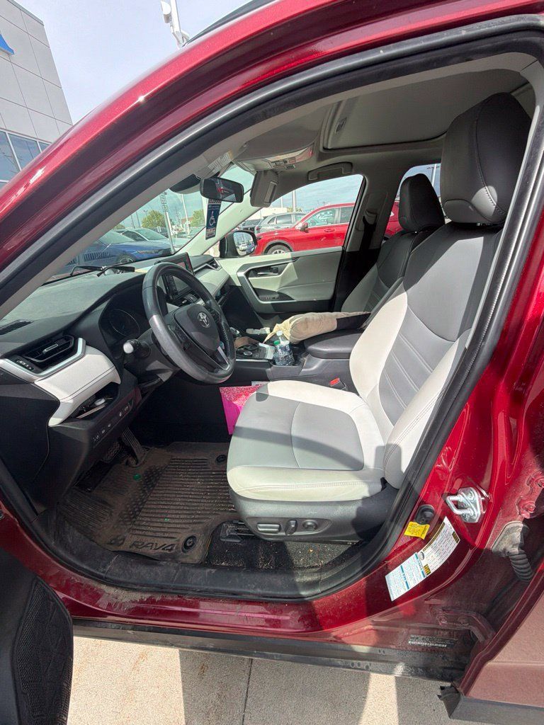 Used 2021 Toyota RAV4 XLE Premium AWD/4WD image 16