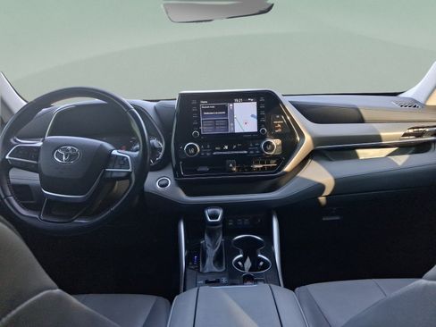 Used 2022 Toyota Highlander XLE AWD/4WD image 16