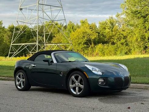 Used 2009 Pontiac Solstice GXP w/ Premium Package RWD image 2
