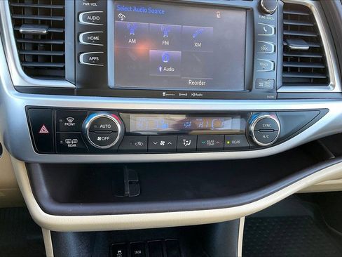 Used 2019 Toyota Highlander XLE image 19