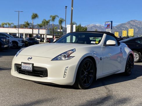 Used 2016 Nissan 370Z Touring image 7