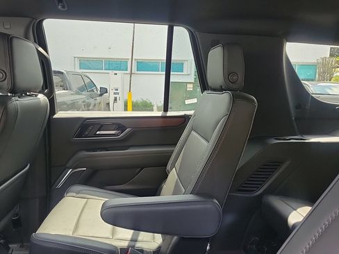 Used 2025 GMC Yukon Denali AWD/4WD image 22