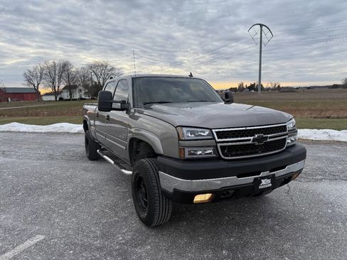 Used 2006 Chevrolet Silverado 2500 LT w/ Heavy-Duty Power Package image 3