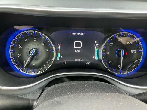 Used 2025 Chrysler Pacifica Limited FWD image 29