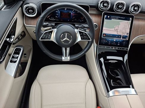 Used 2023 Mercedes-Benz GLC 300 4MATIC image 2