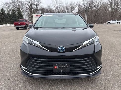 Certified 2024 Toyota Sienna XLE image 4