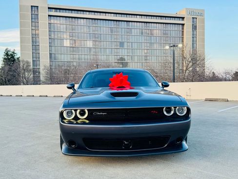 Used 2016 Dodge Challenger SRT w/ Technology Group image 1