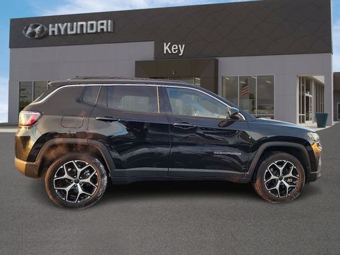 Used 2025 Jeep Compass Limited image 3