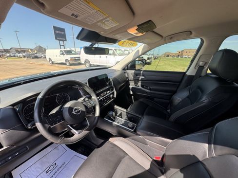 Used 2023 Nissan Pathfinder SL w/ Black Appearance Package image 8