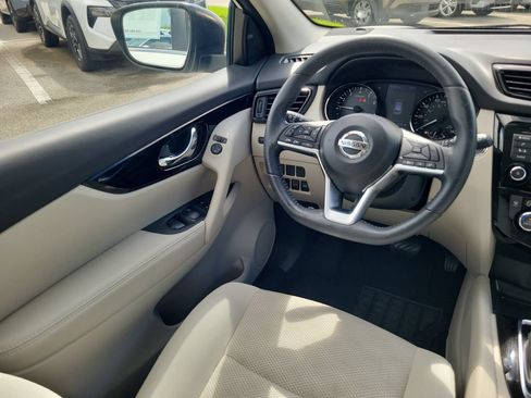 Used 2020 Nissan Rogue Sport SV w/ All-Weather Package AWD/4WD image 16