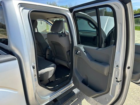 Used 2010 Nissan Frontier SE AWD/4WD image 12