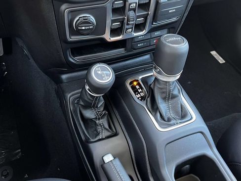 New 2026 Jeep Gladiator Sport AWD/4WD image 18