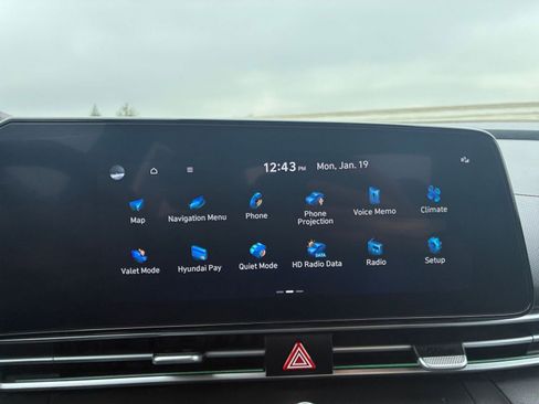 Used 2025 Hyundai Elantra Limited image 21