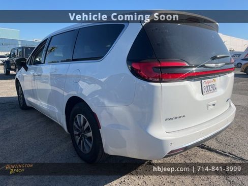 Used 2023 Chrysler Pacifica Touring-L image 7