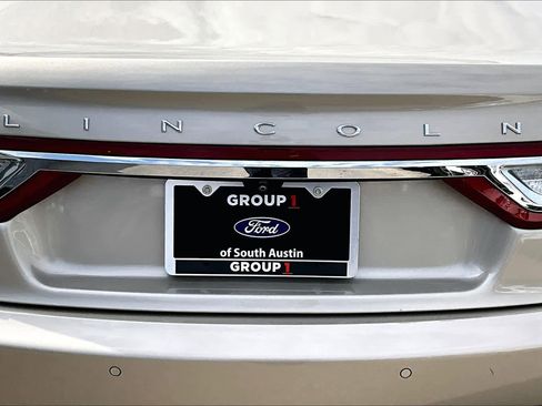 Used 2017 Lincoln Continental Premiere image 31