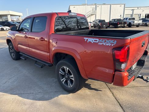 Used 2018 Toyota Tacoma TRD Sport w/ Technology Package image 6