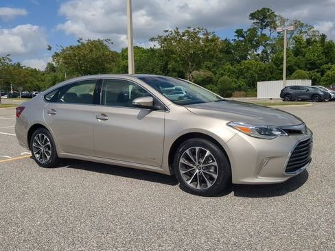 Used 2018 Toyota Avalon XLE Premium image 2