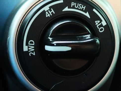 Used 2020 Nissan Titan SV w/ SV Convenience Package image 52