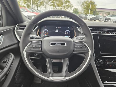 New 2025 Jeep Grand Cherokee Altitude image 18