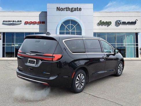 Used 2024 Chrysler Pacifica Select image 4