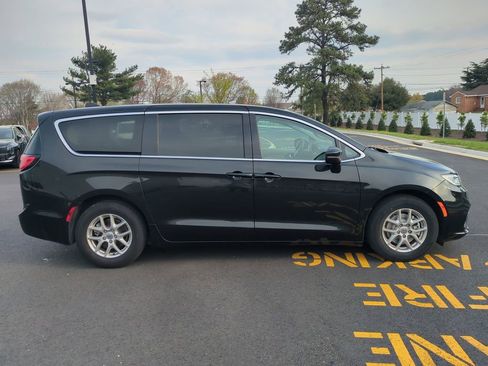 Used 2023 Chrysler Pacifica Touring-L image 3