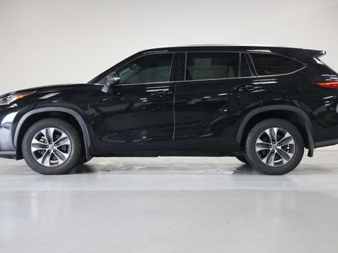 Used 2021 Toyota Highlander XLE AWD/4WD image 9