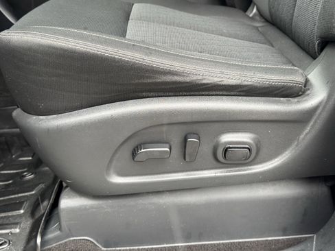 Used 2018 Nissan Titan SV w/ SV Convenience Package image 27