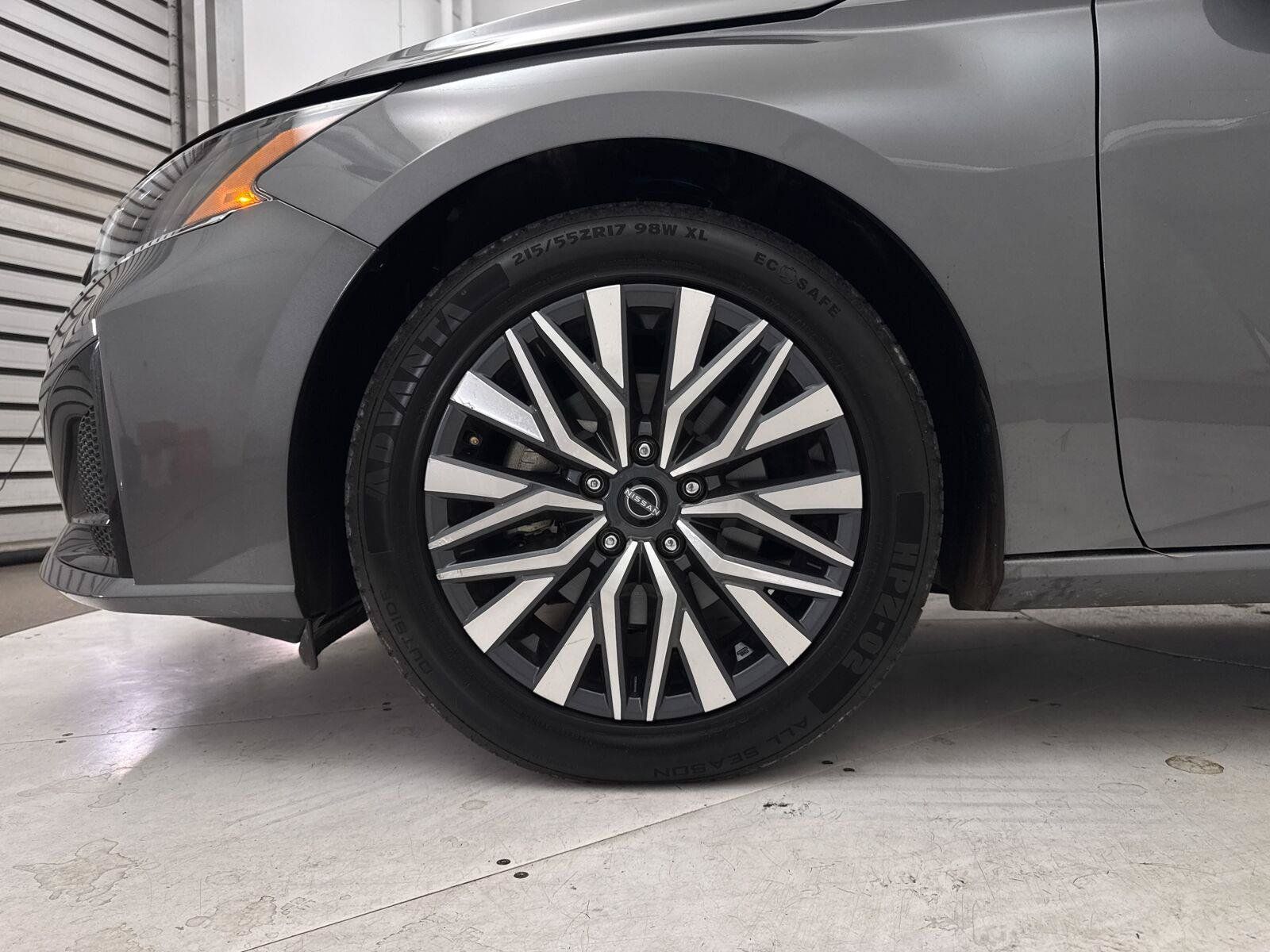 Used 2024 Nissan Altima 2.5 SV FWD image 12