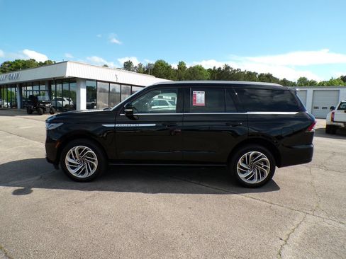 Used 2025 Lincoln Navigator Reserve AWD/4WD image 4
