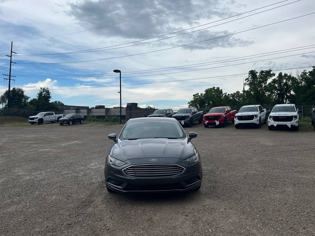 Used 2018 Ford Fusion SE w/ Fusion SE Technology Package FWD image 3