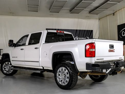 Used 2018 GMC Sierra 2500 Denali w/ Suspension Package, Off-Road AWD/4WD image 10