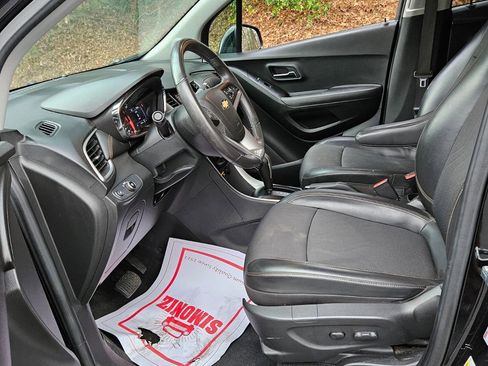 Used 2020 Chevrolet Trax LT w/ LT Convenience Package image 11