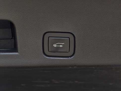 Used 2025 Chevrolet Traverse LT FWD image 9