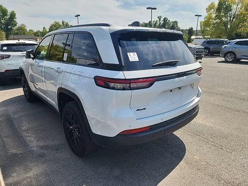 Used 2025 Jeep Grand Cherokee Altitude AWD/4WD image 4